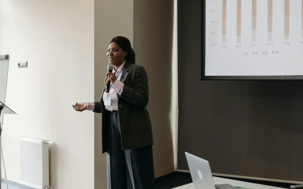 relaciones publicas exponiendo